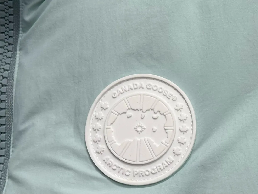 P490 【CANADA GOOSE】PASTELS white label series down vest. The white label series is a capsule limited series and the most popular PASTELS series this year. The chest labels are all white badges with pure silicone texture. The pattern has a strong contrast between concave and convex. The topographic map of Canada on the badge is lifelike. The plastic material used for currency logos on the market is very hard to the touch! Our original independent order accessories are all one-to-one customized original accessories. The imported YKK zippers have correct teeth, while the teeth of the fake zippers are very thick. The zipper webbing logo is printed with 3M fluorescent printing, and the original custom-made washable label. The placket webbing and wiring details are all restored to the original ones. Size: XS S M L XL XXL